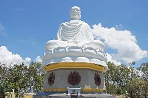 Несколько интересных мест в Нячанге Pagoda_Long_SHon_Belyi_Budda_5.jpg